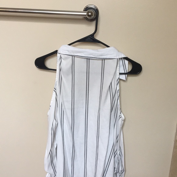 Button down blouse with cutout shoulders - Picture 4 of 4